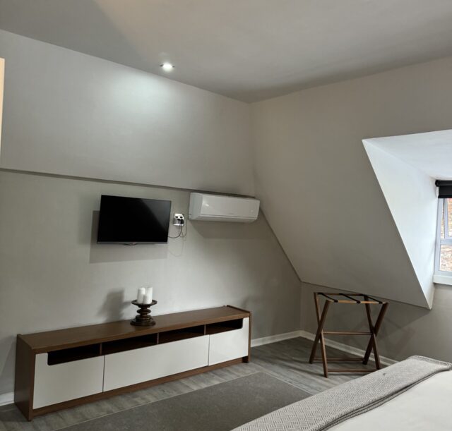 MASTER BEDROOM - MAIN HOUSE